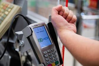Vivere con microchip sottocutanei: l'esperienza di Mattia