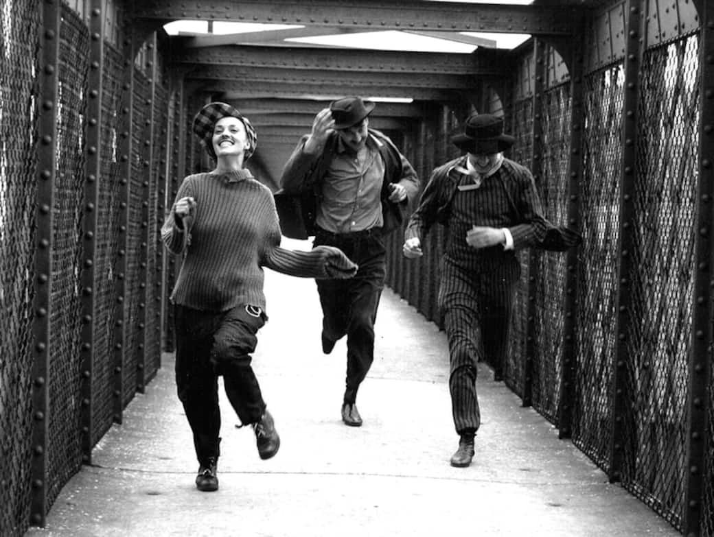 Jeanne_MOREAU_Henri_SERRE_e_Oskar_WERNER_corrono_sulla_passerella._Copyright_(c)_Raymond_Cauchetier.jpg