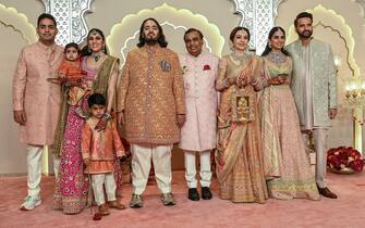 Anant Ambani con i genitori e i fratelli