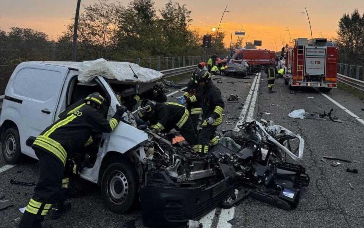 Scontro tra auto sulla tangenziale sud di Bergamo, 3 morti