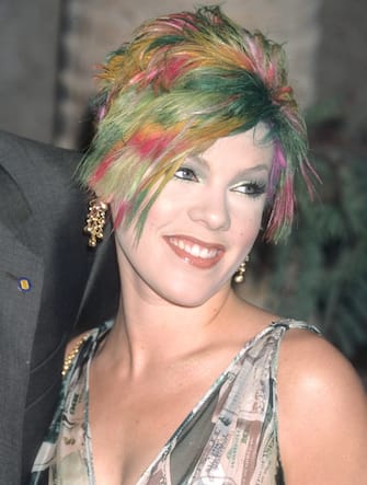Pink look iconici LAS VEGAS - DECEMBER 5: Singer Pink attends the 11th Annual Billboard Music Awards on December 5, 2000 at the MGM Grand Garden Arena in Las Vegas. (Photo by Ron Galella, Ltd./Ron Galella Collection via Getty Images)