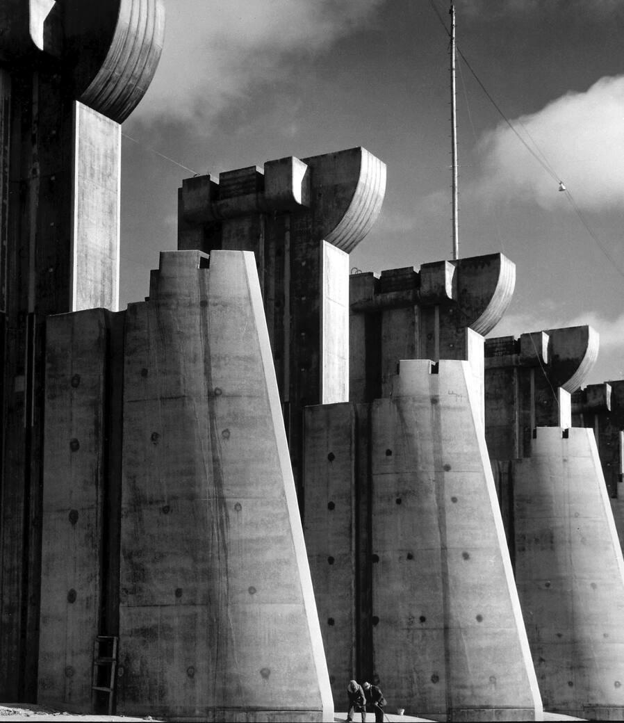 Men_standing_at_the_Fort_Peck_Dam_from_Life_magazine_cover_in_Montana_United_States_23rd_November_1936_©_Margaret_Bourke-WhiteThe_LIFE_Picture_CollectionShutterstock.jpg