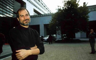 FRANCE - SEPTEMBER 17:  Steve Jobs, Apple P.D.G Imac This In Paris On September 17Th, 1998 In Paris,France  (Photo by William STEVENS/Gamma-Rapho via Getty Images)