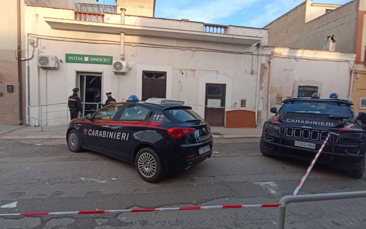foggia ladri fanno esplodere bancomat intesa sanpaolo a stornara sindaco una guerra