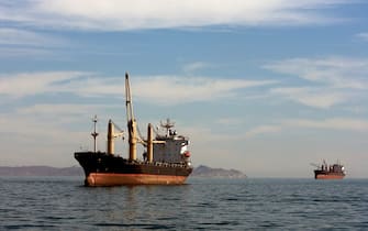 Medio Oriente, sale la tensione tra Usa e Iran per la minaccia di chiudere lo stretto di Hormuz. Lo Stretto di Hormuz è il braccio di mare che divide l'Iran dalla Penisola Arabica, e da esso transita, attraverso le petroliere, circa un quinto di tutto il petrolio prodotto nel mondo. Nella foto di archivio navi petroliere oltrepassano lo stretto di Hormuz