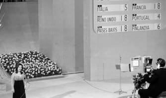 1530455799 la chanteuse Frida Boccara, représentant la France lors du concours de l'Eurovision à Madrid le 29 mars 1969 (Photo by REPORTERS ASSOCIES/Gamma-Rapho via Getty Images)