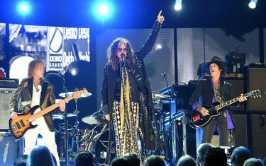 LOS ANGELES, CALIFORNIA - JANUARY 26: Steven Tyler (C) of Aerosmith performs during the 62nd Annual GRAMMY Awards at STAPLES Center on January 26, 2020 in Los Angeles, California. (Photo by Kevin Mazur/Getty Images for The Recording Academy)