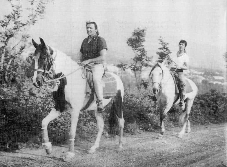 Mogol e Lucio Battisti viaggiano a cavallo nell'estate del 1970 Mogol e Lucio Battisti viaggiano a cavallo nell'estate del 1970