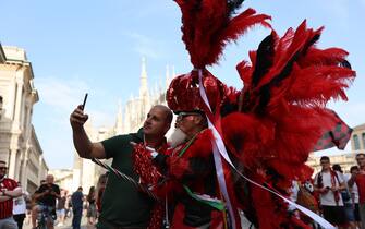 MILANO - Festa del Milan per la vincita del 19°, piazza Duomo, tifosi aspettano l' arrivo del bus con i giocatori