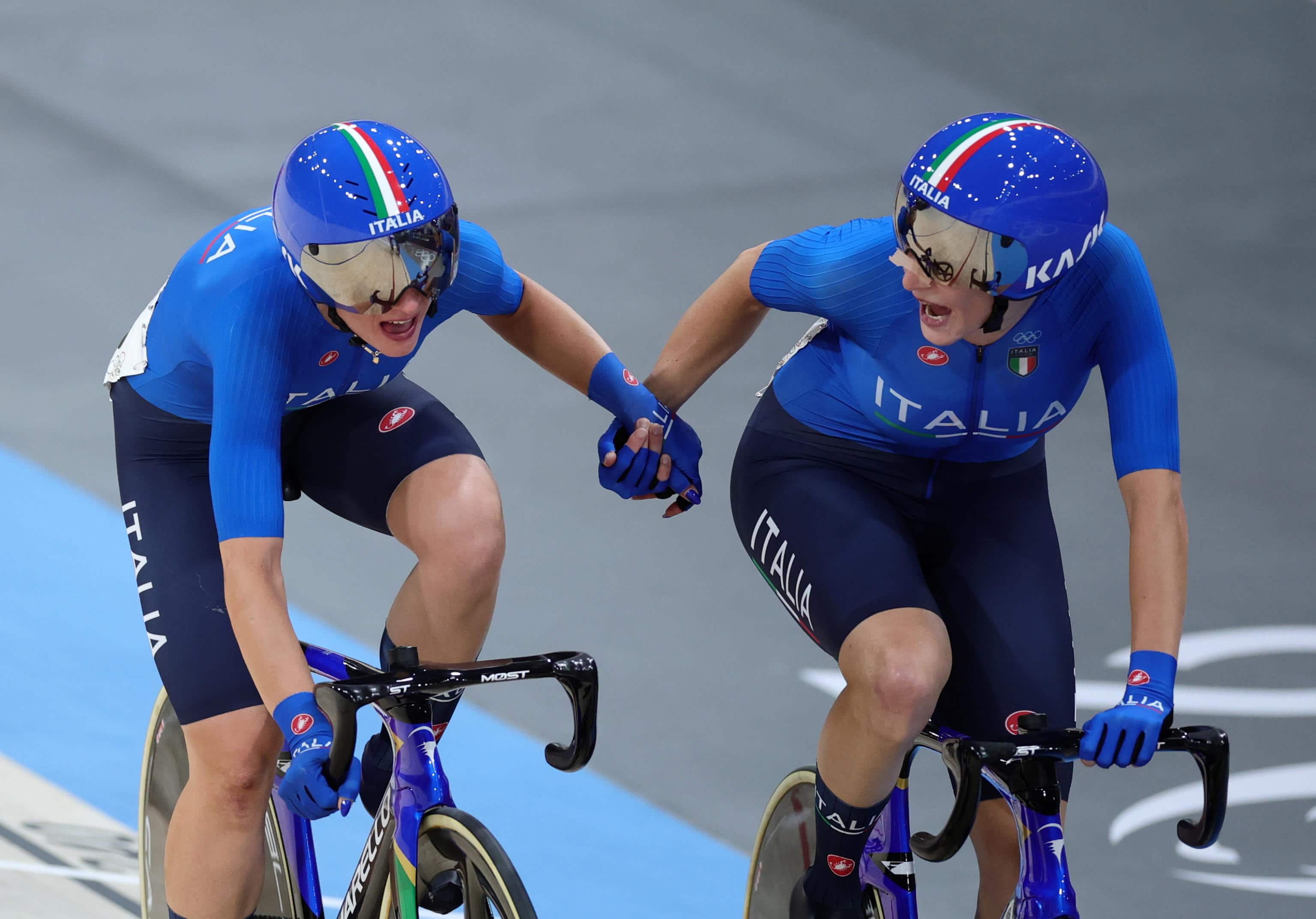 epa11540329 Team Italy competes during the Women Madison Finals of the Track Cycling competitions in the Paris 2024 Olympic Games, at Saint-Quentin-en-Yvelines Velodrome in Saint-Quentin-en-Yvelines, France, 09 August 2024.  EPA/MARTIN DIVISEK