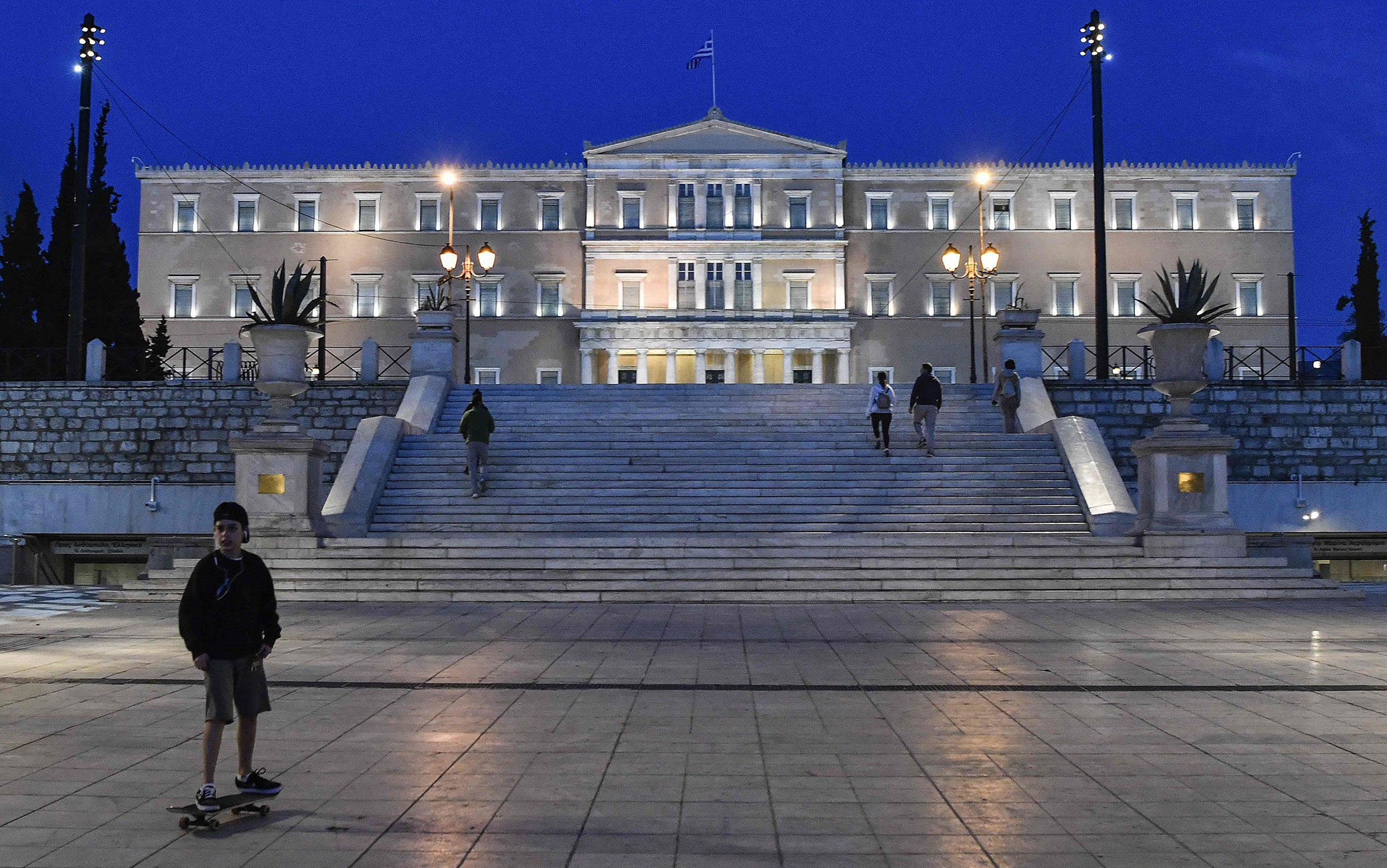 TOPSHOT-GREECE-HEALTH-VIRUS-MAYDAY