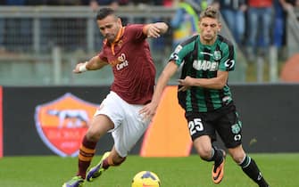 Leandro Castan of AS Roma (L) fights for the ball with Domenico Berardi of US Sassuolo, during their Italian Serie A soccer match in Rome's Olympic stadium late 10 November 2013.    ANSA/MAURIZIO BRAMBATTI