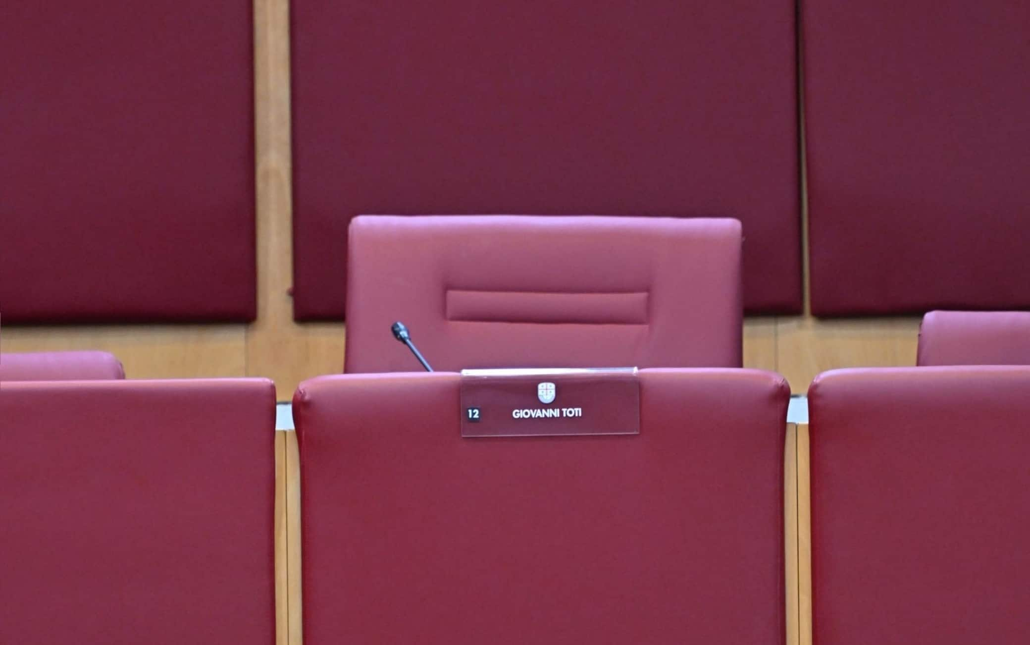 La postazione vuota del presidente, Giovanni Toti, durante la seduta del Consiglio regionale della Liguria con all'ordine del giorno la mozione di sfiducia contro il presidente Toti, che è agli arresti domiciliari dal 7 maggio scorso, Genova, 04 giugno 2024.  ANSA / LUCA ZENNARO