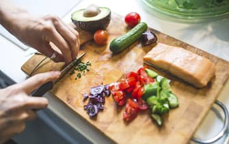 Gesunde Ernährung, Kochen & Fitness, Salat zubereten, Tomate, Gurke, Kräuter, Lachs, Fisch