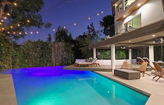 [galleria](KIKA) - HOLLYWOOD - LaÂ¬â  piscina privataÂ¬â  rappresenta con ogni probabilitâ  â   loÂ¬â  sfizio per eccellenzaÂ¬â  di chi ha la possibilitâ  â   diÂ¬â  vivere nel lusso, oltre alÂ¬â  sogno di milioni personeÂ¬â  che non possono contare su conti in banca a sei zeri.GUARDA ANCHE: Estate 2022, lo specialeUnÂ¬â  giardinoÂ¬â  simile a unÂ¬â  paradiso terreste, unÂ¬â  gazebo per ripararsi dallâ  Ã Ã´ombraÂ¬â  e unÂ¬â  drink sempre al proprio fianco, la chimera di unaÂ¬â  vita da nababbiÂ¬â  ha accarezzato i pensieri di qualsiasi essere umano, ovviamenteÂ¬â  câ  Ã Ã´â  Â® anche chi puâ  â ¤ concedersi questo capriccio, ovvero leÂ¬â  starÂ¬â  sparse in ogni angolo della Terra.Negli anni siamo riusciti aÂ¬â  curiosare allâ  Ã Ã´interno delle case dei vip, ammirandoÂ¬â  ville extra lussoÂ¬â  in cui laÂ¬â  piscina â  Â® elemento imprescindibileÂ¬â  per chiunque.

