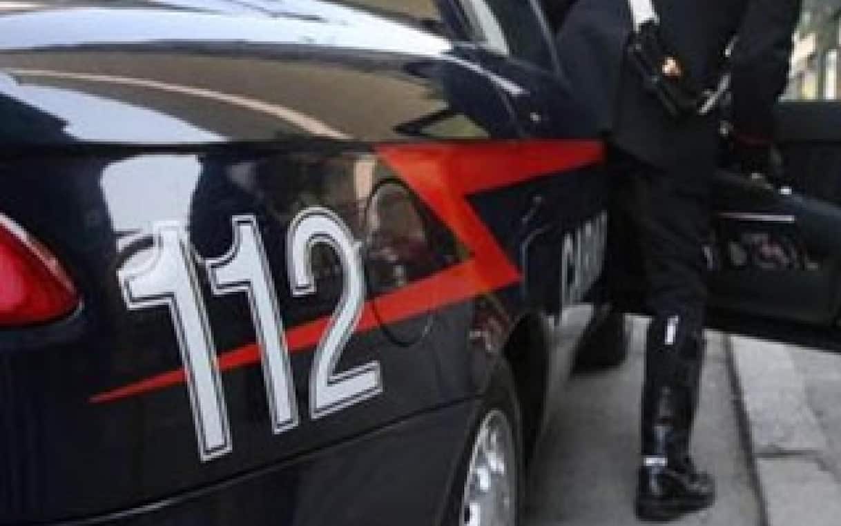 Coniugi trovati morti in casa a Firenze con ferite da taglio: indagini in corso