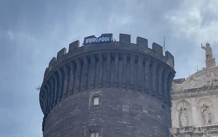 Lo striscione dei lavoratori Whirlpool