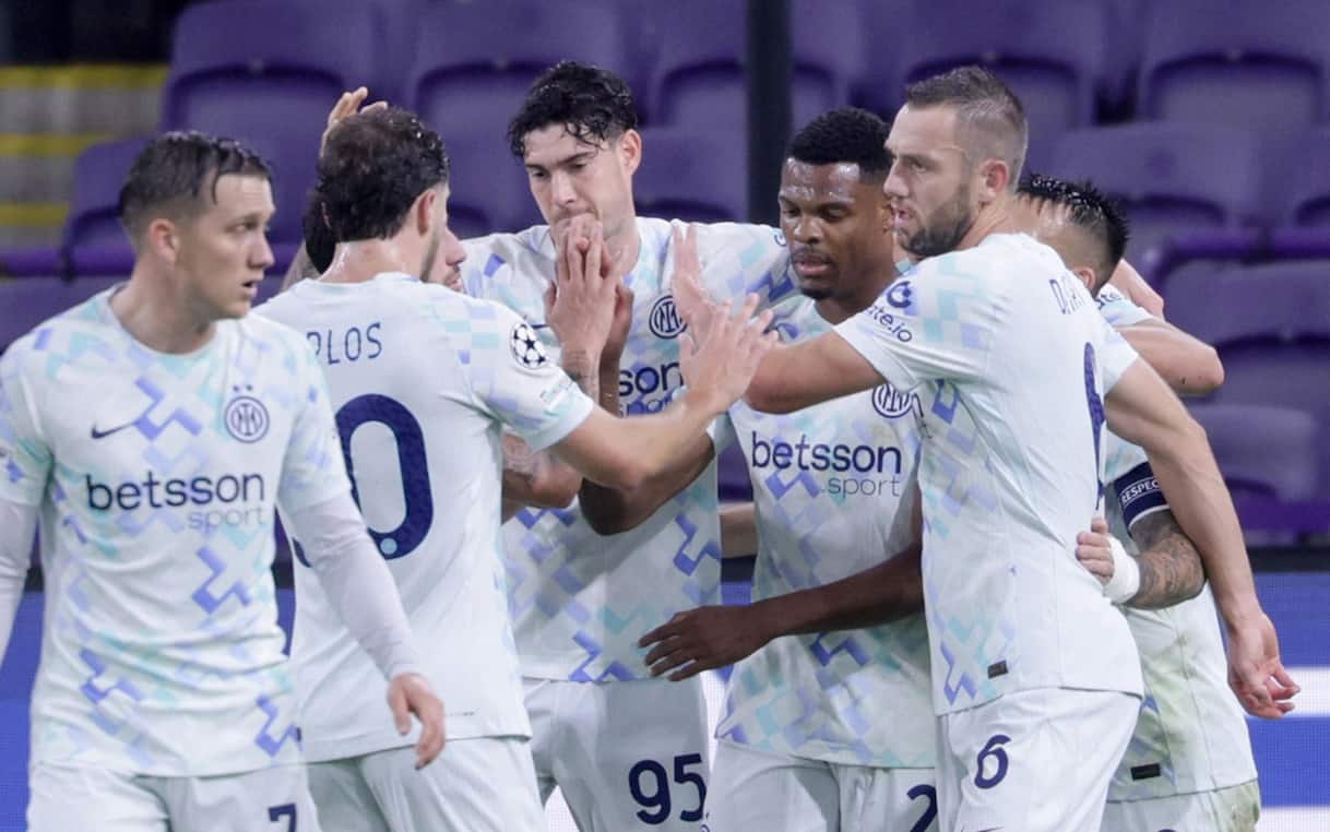 https://static.sky.it/editorialimages/9b22cb7793c787e871de54fb671da01006d576fa/skysport/it/calcio/champions-league/partite/2025/giornata-3/union-saint-gilloise-inter/live/content/ansa_inter_festa_union_3.jpeg?im=Resize,width=1218