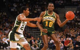 MILWAUKEE - 1988:  Nate McMillan #10 of the Seattle Supersonics looks to pass while defended by Jay Humphries #24 of the Milwaukee Bucks during the 1988-1989 NBA season game at The Bradley Center in Milwaukee, Wisconsin. (Photo by Jonathan Daniel/Getty Images)