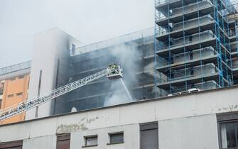 Foto Valentina Stefanelli /LaPresse
2 Giugno 2023 Roma, Italia - Cronaca -Roma, Incendio in palazzo in ristrutturazione in via Edoardo D' Onofrio Colli Aniene. Nella foto l'intervento dei Vigili del Fuoco e delle Forze dell'ordine