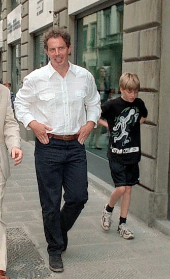 A08-8.8.96-FIRENZE-POL: GB: BLAIR A FIRENZE, UN RISERBO DIPLOMATICO.  Il leader dei laburisti inglesi Tony Blair ripreso stamane mentre passeggia nel centro di Firenze in compagnia di uno dei suoi tre figli.  Tony Blair, in visita privata in Italia, ha preferito non concedere interviste ai giornalisti italiani.      LI                 Mori / ANSA