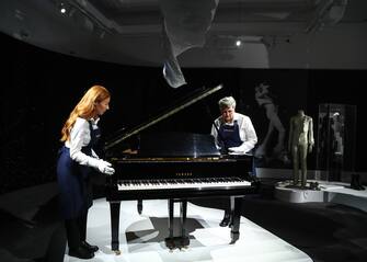 Freddie Mercury's Yamaha baby grand piano which he used to write Bohemian Rhapsody and many other Queen hits is unveiled at Sotheby's London. The piano is auction guided between 2 and 3 million GBP.



Pictured: Yamaha baby grand piano owned by Freddie Mercury

Ref: SPL9659487 030823 NON-EXCLUSIVE

Picture by: John Rainford / SplashNews.com



Splash News and Pictures

USA: 310-525-5808 
UK: 020 8126 1009

eamteam@shutterstock.com



World Rights,