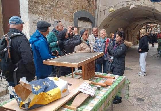 Le pastaie di Bari vecchia, che ogni giorno espongono e vendono in strada le orecchiette fatte in casa, sono in sciopero, 16 novembre 2024. Si tratta di una forma di protesta contro i sospetti che la tipica pasta barese non sia davvero fresca ma comprata e spacciata ai turisti come fatta a mano. A sollevare i dubbi, oltre ad alcuni food influencer sui social, sono stati alcuni servizi giornalistici, che hanno parlato anche di scarse condizioni igieniche nella conservazione dei cibi in ristoranti improvvisati in case private, scatenato qualche reazione violenta delle signore e dei loro parenti. ANSA/ DONATO FASANO