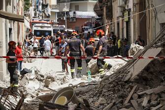 La palazzina di tre piani crollata a Torre del Greco, in provincia di Napoli, 16 luglio 2023. Sono tre, nessuna delle quali in pericolo di vita, le persone estratte vive dalle macerie della palazzina crollata a Torre del Greco e condotte in ospedale. Le condizioni più serie sono quelle di una 19enne, ricoverata con fratture in varie parti del corpo. Sono state medicate per lievi ferite anche due persone che transitavano in strada al momento del crollo, colpite da alcuni frammenti. E' questo al momento il bilancio delle operazioni di soccorso, che comunque proseguono./// The three-story building that collapsed in the province of Naples town of Torre del Greco, Italy, 16 July 2023. There are three people, none of them in danger of life, extracted alive from the rubble of the collapsed building in Torre del Greco and taken to hospital. The most serious conditions are those of a 19-year-old, hospitalized with fractures in various parts of her body. Two people who were passing on the street at the time of the collapse, hit by some fragments, were also treated for minor injuries. This is at the moment the balance sheet of the rescue operations, which are still going on. ANSA/CESARE ABBATE