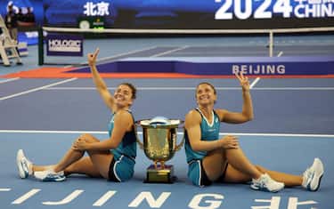 epa11645158 Jasmine Paolini (L) and Sara Errani (R) of Italy pose with the trophy after winning the Women's Doubles Final match in the China Open tennis tournament in Beijing, China, 06 October 2024.  EPA/ANDRES MARTINEZ CASARES