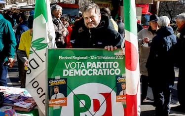 Il candidato alle elezioni regionali per il PD e il M5S Pierfrancesco Majorino in visita al mercato comunale di via Tabacchi a Milano, 21 gennaio 2023.ANSA/MOURAD BALTI TOUATI