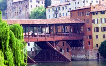 Stop alle sigarette sul ponte di Bassano: è pericoloso perché in legno