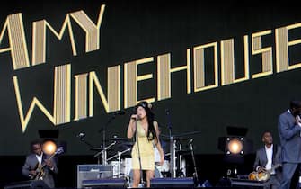 Amy Winehouse sul palco durante un concerto