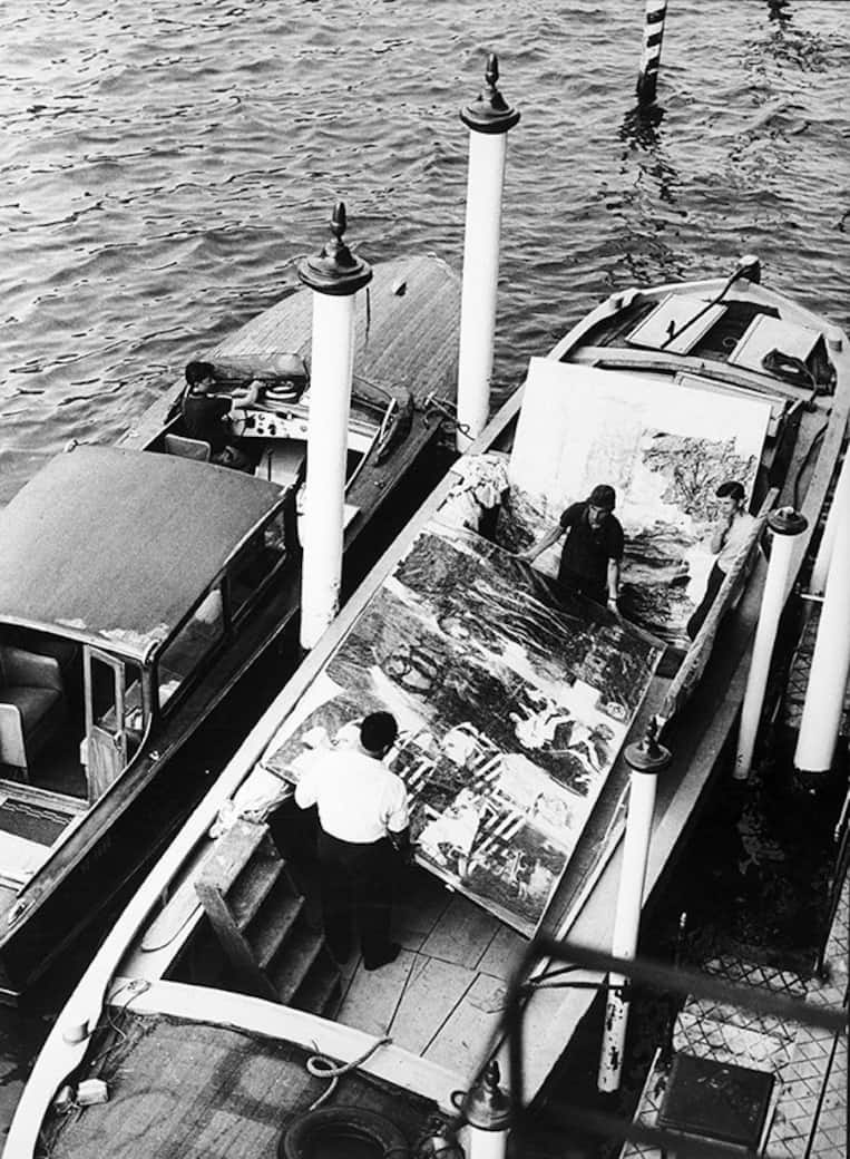 Ugo Mulas, Transportation of works by Robert Rauschenberg, 32nd International Art Exhibition Biennale, Venice, 1964. Silver gelatine. Courtesy Archivio Ugo Mulas, Milán. Photo: Ugo Mulas © Ugo Mulas Heirs. All rights reserved