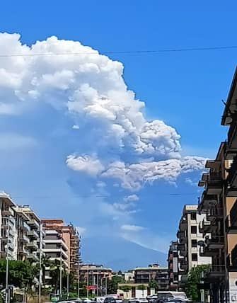 Etna Etna: intensa attività dal Sud-Est, emessa alta nube eruttiva
Forti esplosioni e trabocco lavico. Vona rosso, aeroporto attivo