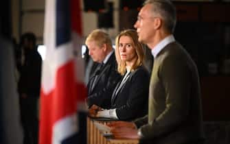 Da sinistra, primo ministro UK, premier Estonia e segretario generale della NATO