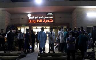 epa10885155 Iraqis gather outside a local hospital after a fire that broke out at a wedding hall in Hamdaniya, in Iraq's Nineveh province, north of Iraq, 27 September 2023. More than 100 people died and at least 150 are injured after a fire during a Christian wedding celebration in Iraq's Nineveh province.  EPA/MOHAMAD SAIF