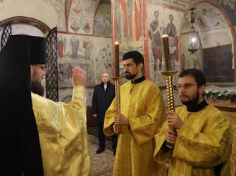 epa10393319 Russian President Vladimir Putin (2-L) attends a Christmas service at the Annunciation Cathedral in the Kremlin in Moscow, Russia, 06 January 2023. The Russian Orthodox church celebrates Christmas on 07 January according to the Julian calendar.  EPA/MIKHAEL KLIMENTYEV / SPUTNIK / KREMLIN POOL