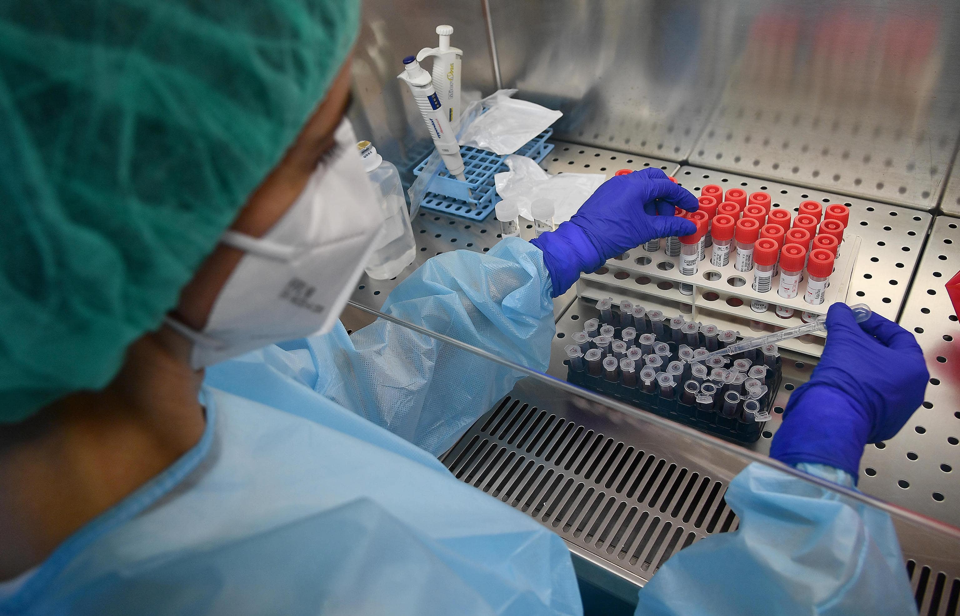 Una dottoressa processa i tamponi test Covid-19 effettuati sui pazienti, nel laboratorio del Policlinico S.Martino. Genova, 26 Maggio 2020 ANSA/LUCA ZENNARO

