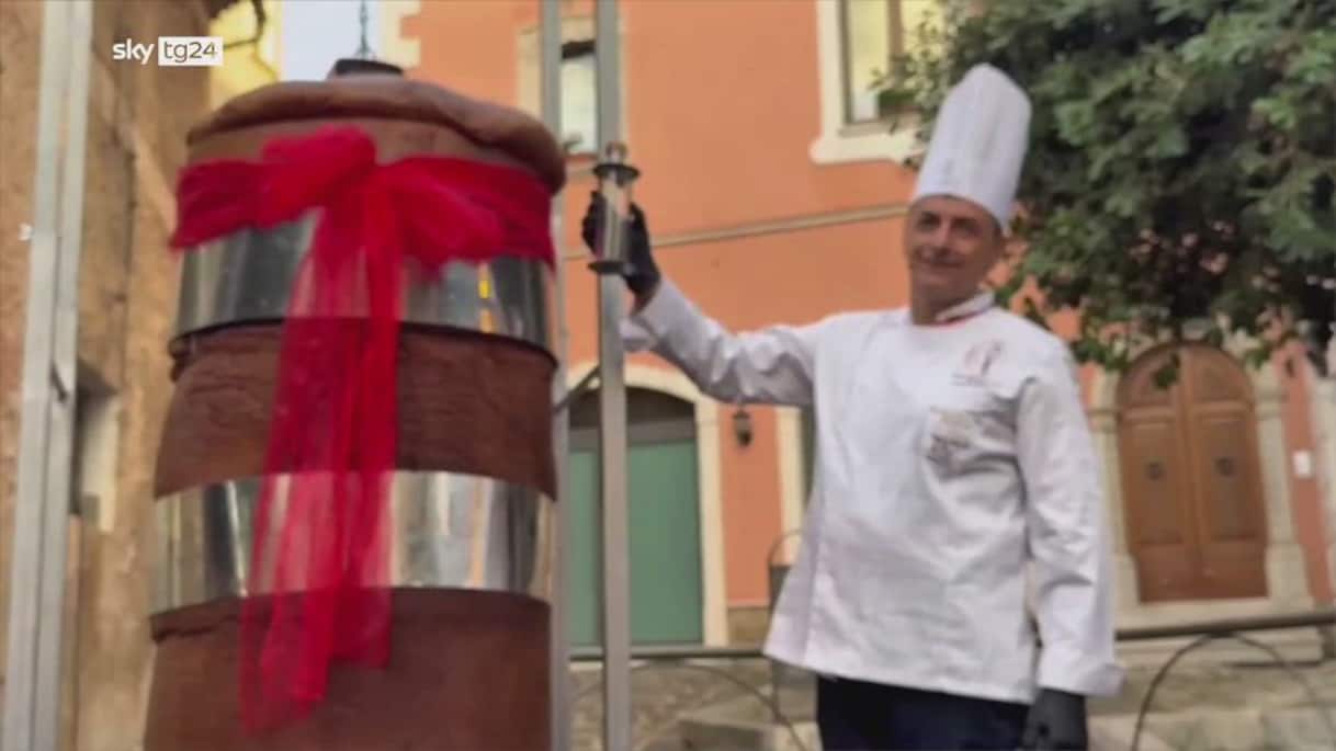Salerno, presentato il babà più grande del mondo Salerno, presentato il babà più grande del mondo