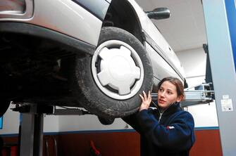 LE CRES HERAULT (FRANCIA) - UNA OFFICINA MECCANICA TUTTA AL FEMMINILE