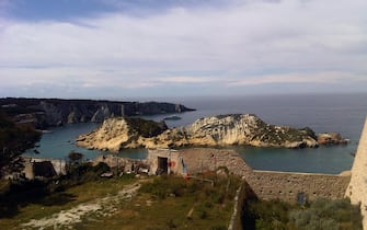 Il porto di isola di San Domino e in primo piano l'isolotto Cretaccio, visto da San Nicola. Isole Tremiti, in una immagine del 08 aprile 2012
ANSA/MONICA DIAMANTI