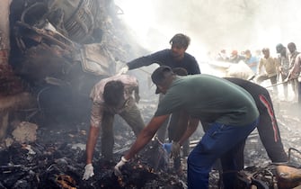 Incidente aereo Rescue officials work at the site where Air India flight 171 crashed in a residential area near the airport in Ahmedabad on June 12, 2025. The London-bound passenger plane crashed on June 12 in India's western city of Ahmedabad with 242 on board, aviation officials said in what the airline called a "tragic accident". (Photo by Sam PANTHAKY / AFP)