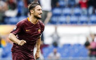 Romas Francesco Totti jubilates after scoring on penalty the goal during the Italian Serie A soccer match AS Roma vs UC Sampdoria at Olimpico stadium in Rome, Italy, 11 September 2016. 
ANSA/ANGELO CARCONI