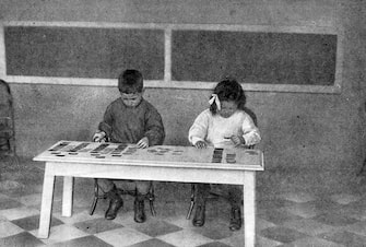 Due bambini in una scuola