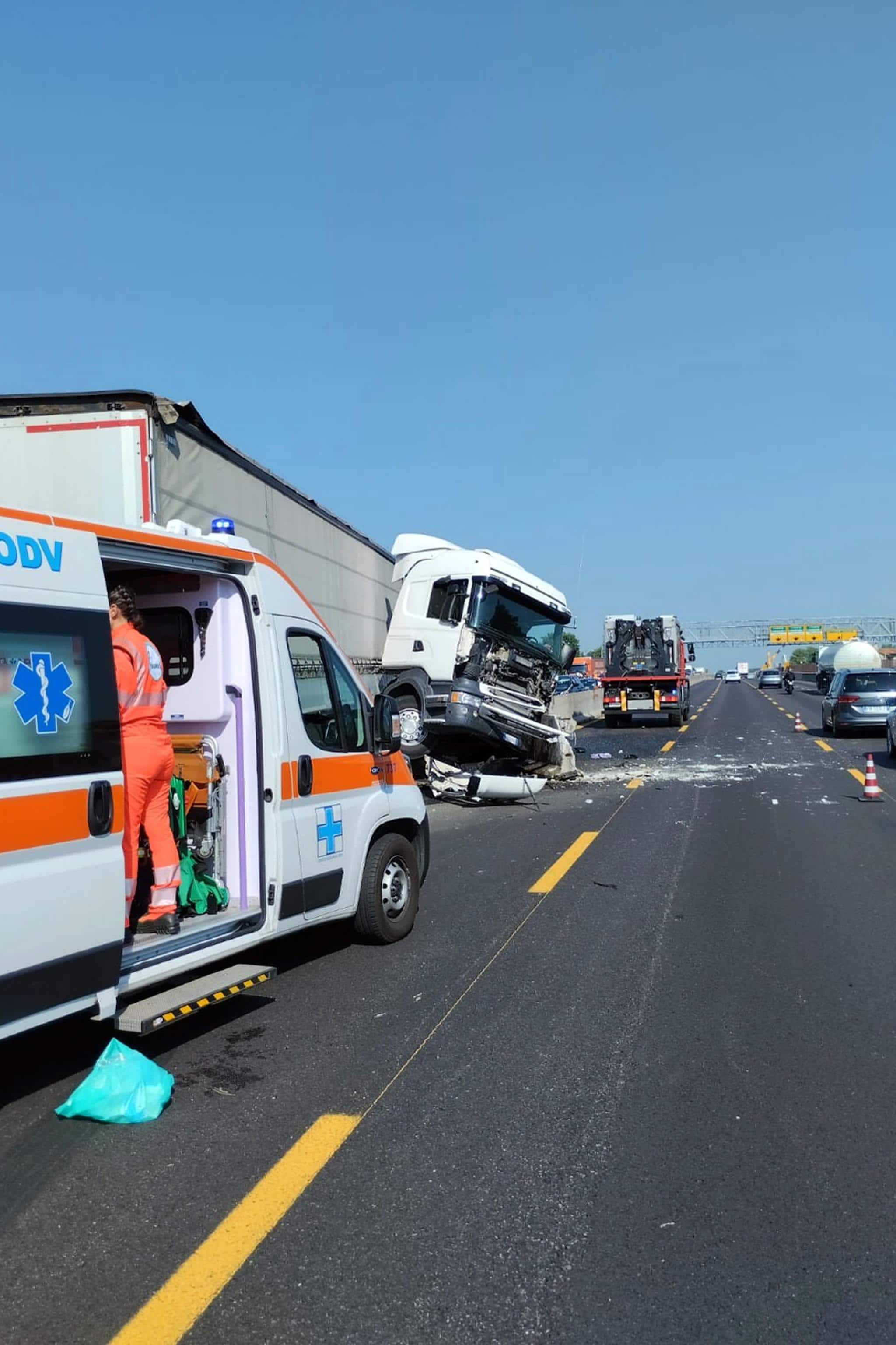 La coda creatasi per l'incidente causato da un camion frigorifero che ha sfondato poco dopo le 9 i new jersey sull'Autolaghi fra Lainate e lo svincolo A8 e A9, andando nella carreggiata opposta dove ha investito almeno due mezzi. La circolazione è stata sospesa in entrambe le direzioni per permettere l'intervento dei vigili del fuoco, della polstrada e dei sanitari, 17 Luglio 2023. ANSA/SPF