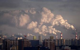 epa08013495 Smoke rises from chimneys of the gas boiler houses as the temperature dropped to minus 7 degrees Celsius in Moscow, Russia, 21 November 2019. Spanish Madrid will host the COP25 World Climate Change Conference from 02 to 13 December replacing Chile.  EPA/MAXIM SHIPENKOV