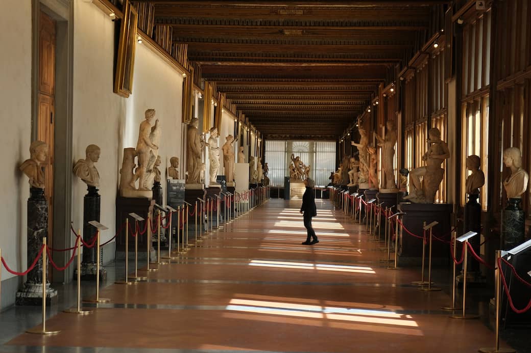 The famous gallery of the Uffizi (you can see the assistant to the director of the museum Alberica Barbolani da Montauto). Copyright Felix Riedelsheimer