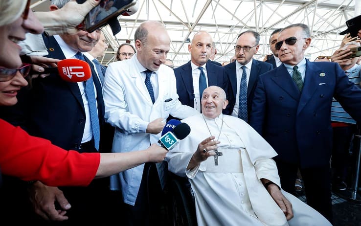 Papa Francesco lascia il Gemelli, Roma 16 giugno 2023. 

Pope Francis leaves the Gemelli Polyclinic in Rome, Italy, June 16, 2023ANSA/FABIO FRUSTACI.