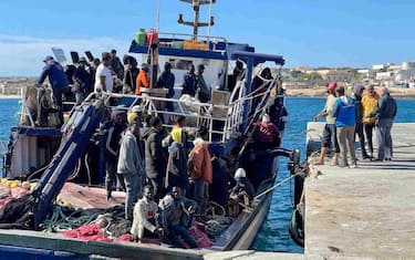 Il peschereccio con a bordo un gruppo di migranti è attraccato direttamente al molo del porto di Lampedusa, 25 Marzo 2023. ANSA/ELIO DESIDERIO