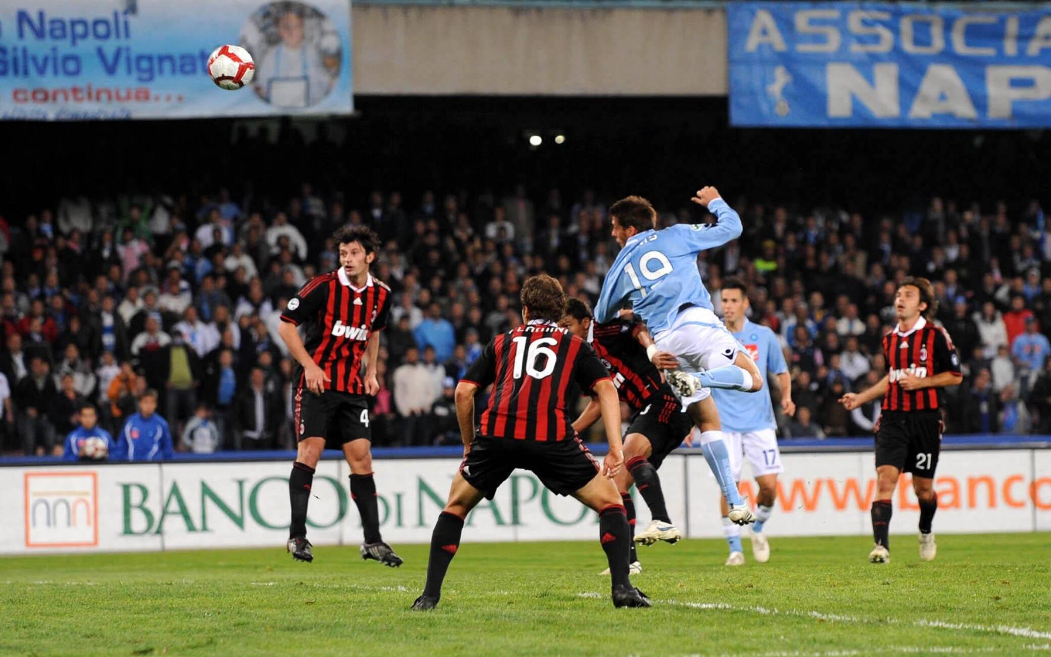 Lo stacco di Denis per il 2-2 del Napoli col Milan